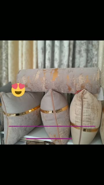 کوسن های مربع رنگ طوسی تیره رنگ کرم ورنگ طوسی روشن