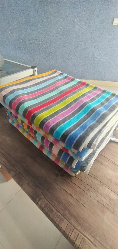 فقط دورنگ باقی مونده . رنگ زمینه سفید