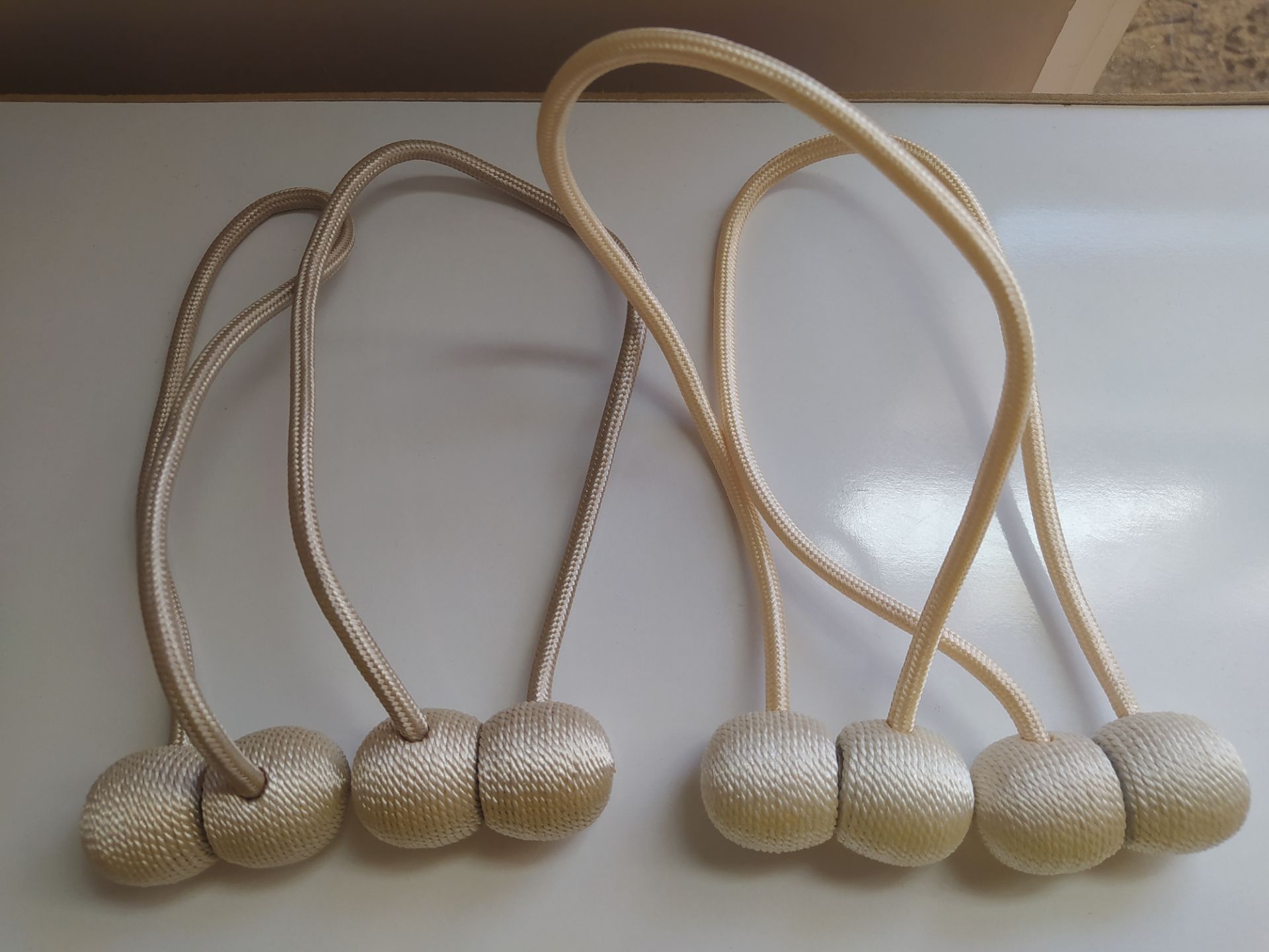 رنگ طنابش کرم روشن وتیره