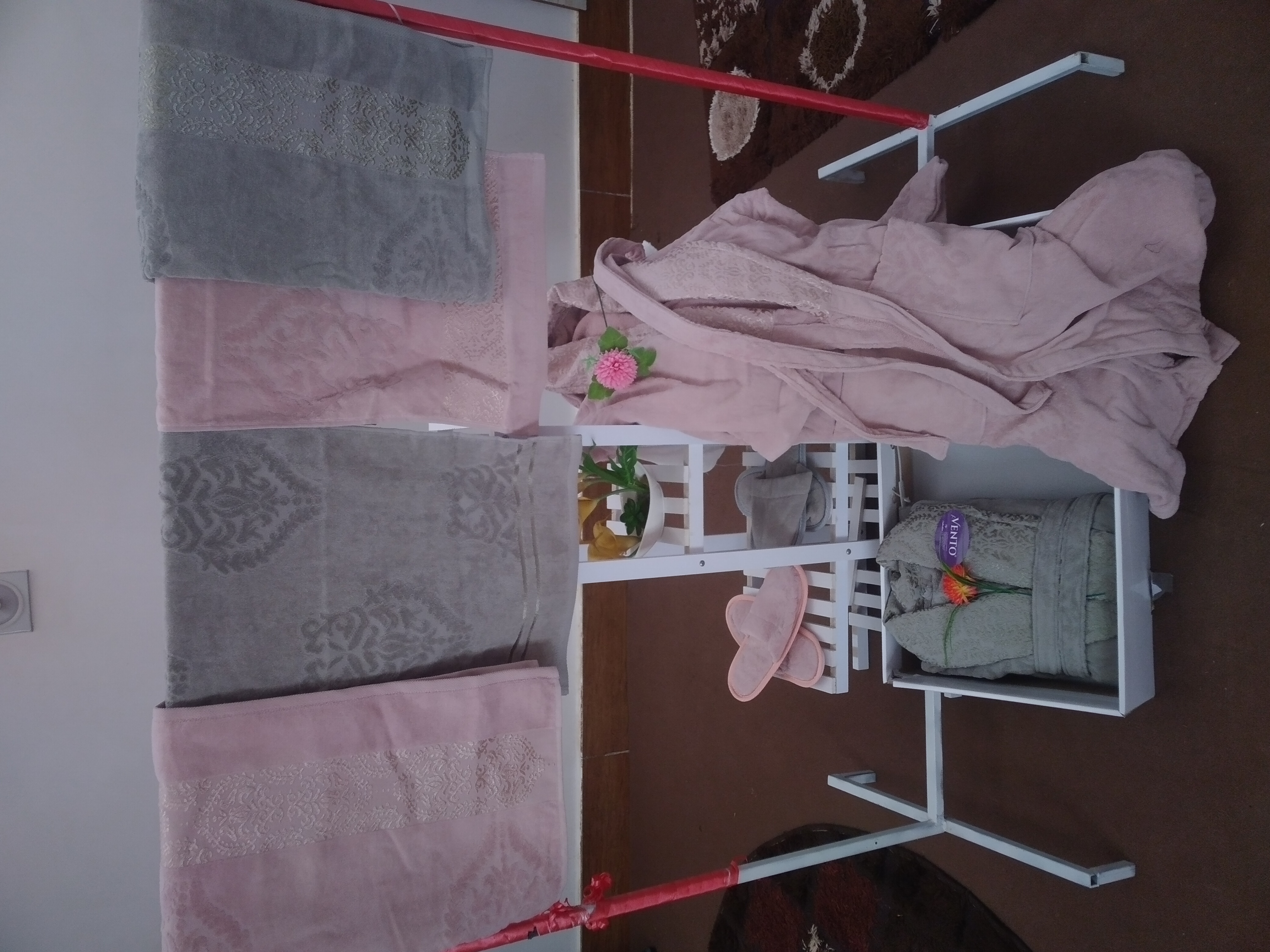 ۲ عددحوله تن پوش ۲ حوله استخری ۲ حوله دست وصورت۲جفت دمپایی کفی دار