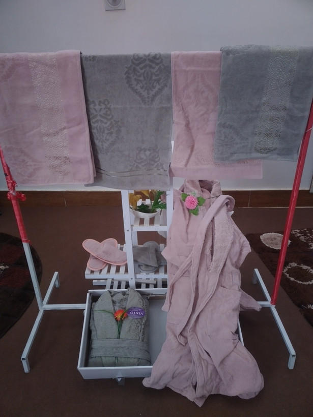 ۲ عددحوله تن پوش ۲ حوله استخری ۲ حوله دست وصورت۲جفت دمپایی کفی دار