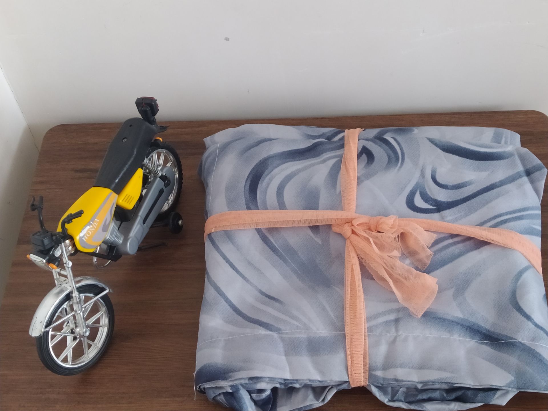 زمینه طوسی روشن طرح موج