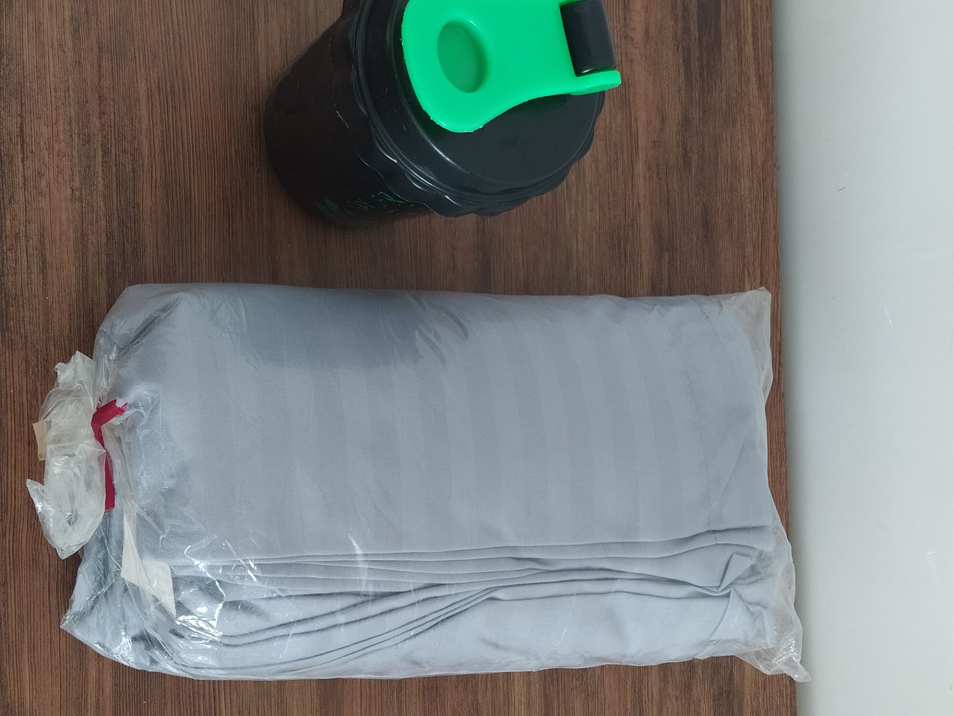 ملحفه کشدوزی هتلی تکنفره سایز۱۲۰ همراه یک عدد روبالشتی رنگ طوسی روشن