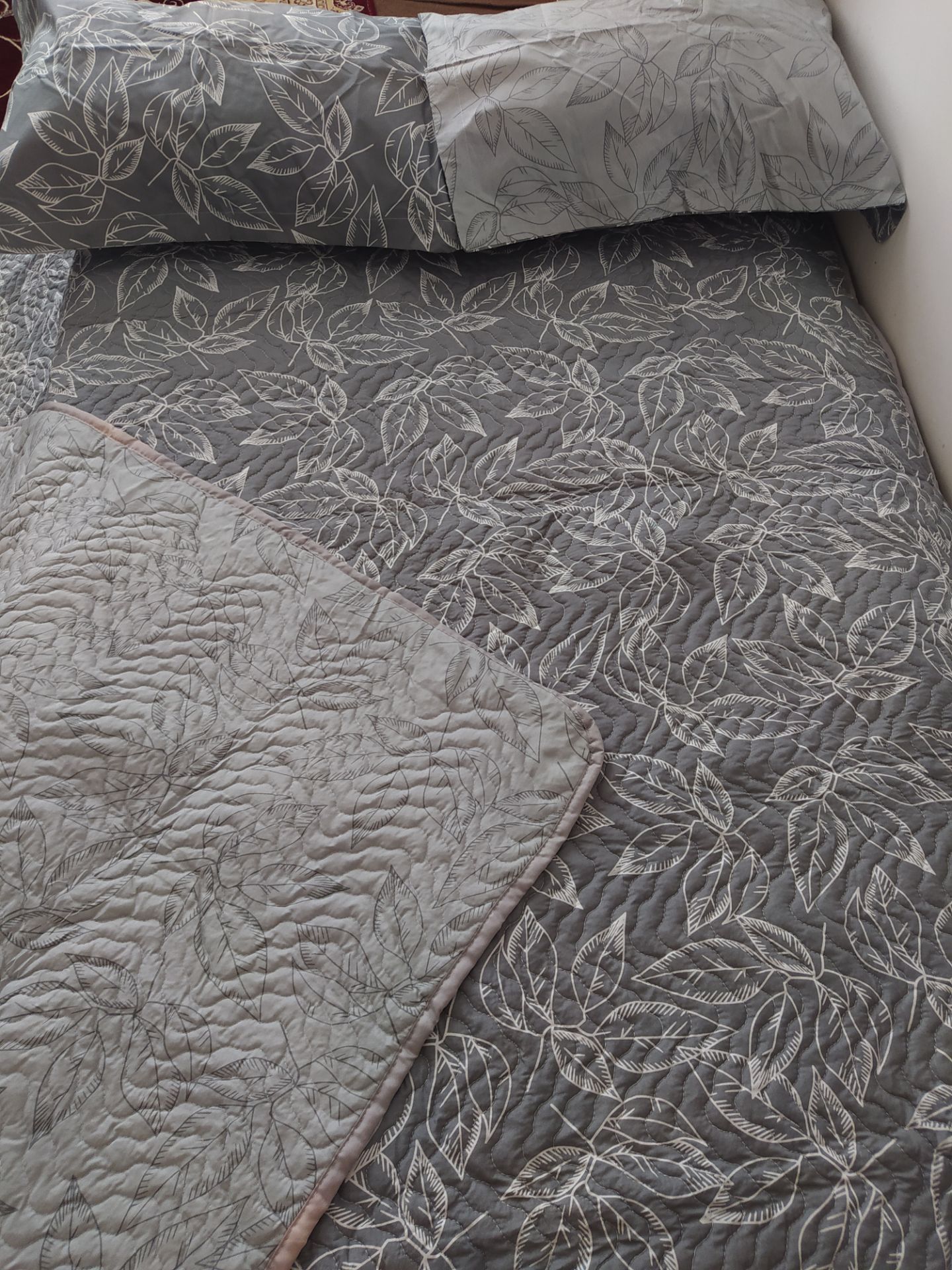 طرف دیگه ی روتختی پنبه دوزی دورو ۳تکه طرح برگ طوسی