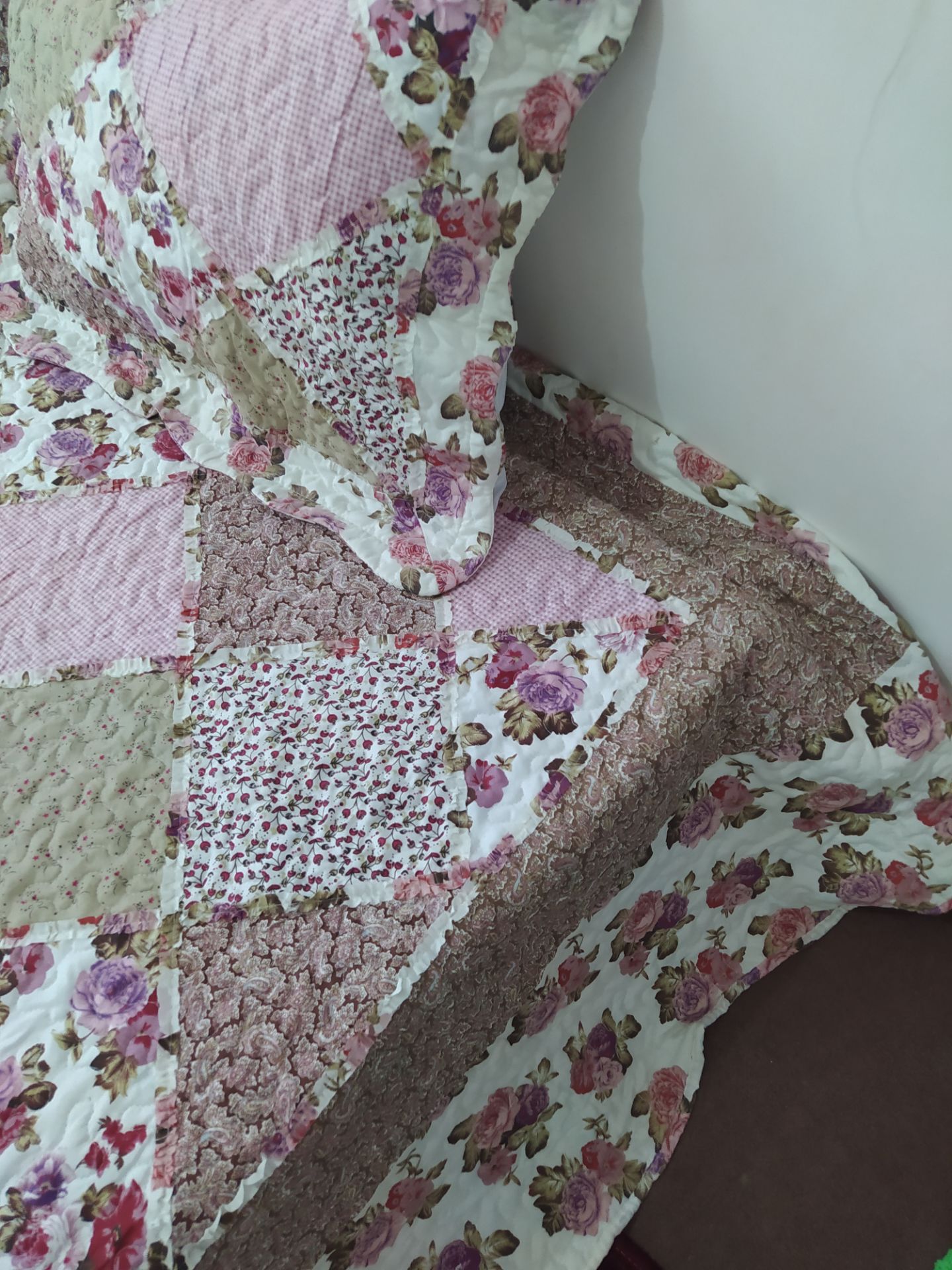 روتختی چهل تیکه دارای یک عدد لحاف ۲ عدد روبالشتی