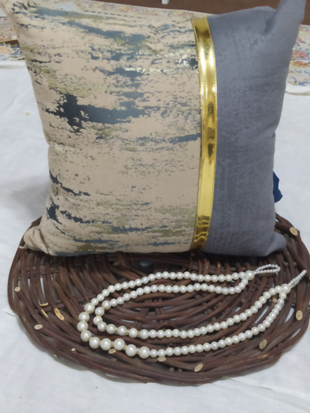 کوسن مخمل پتینه ترکیبی نوارطلایی رنگ طوسی مربع پرشده