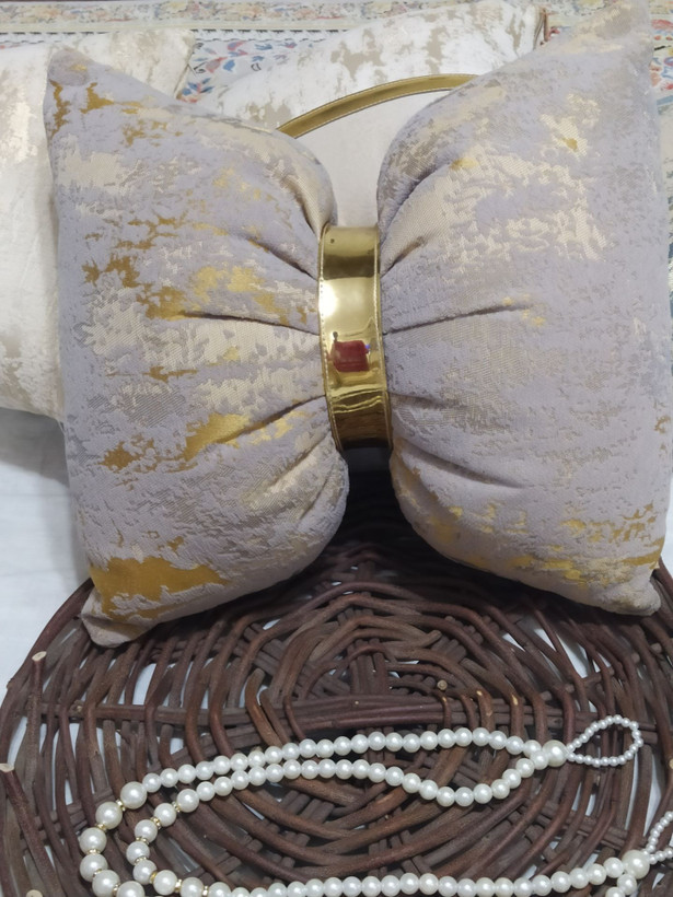 کوسن پتینه نوارطلایی مدل پاپیونی رنگ طوسی روشن